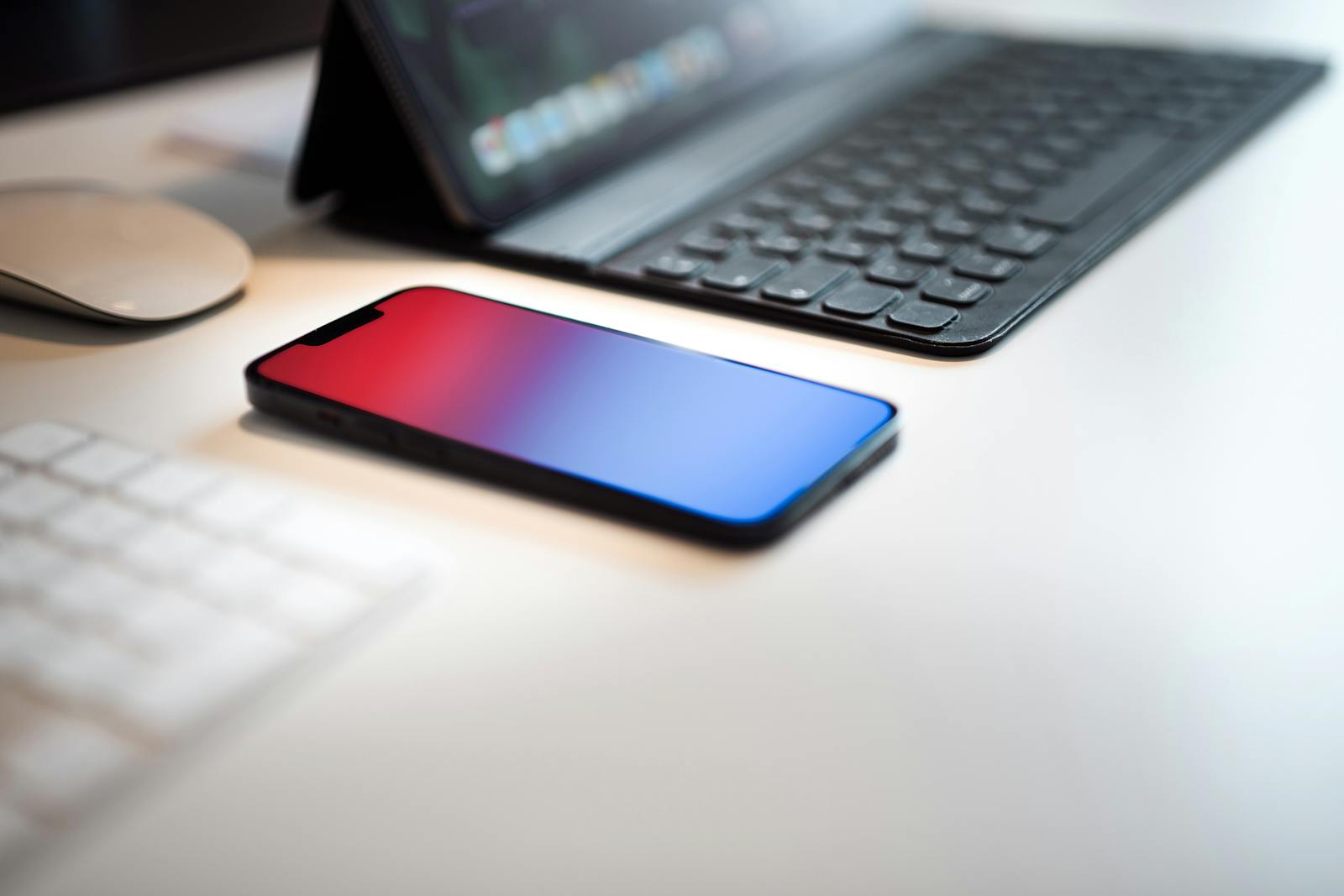 Smartphone posé à côté d'un ordinateur portable pour illustrer les deep links mobiles, le routage applicatif et la migration de smart links